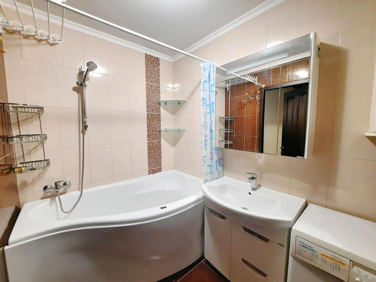 Ботанік Це 3 Кімнатна Квартира Подобово У Центрі Полтави Мережа Alex Apartments Безконтактне Заселення 24-7 Документи Для Відряджень Poltava Exterior foto